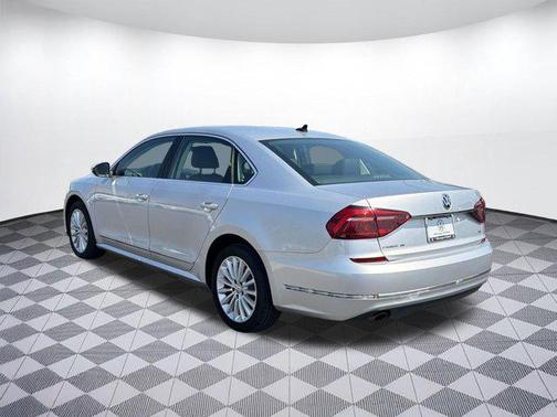 Reflex Silver Metallic 2017 Volkswagen Passat 1.8T SE