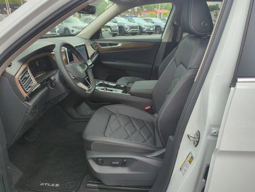 2025 Volkswagen Atlas 2.0T SE w/Technology 4MOTION