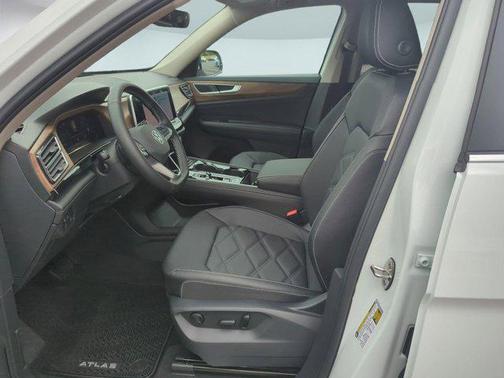 2025 Volkswagen Atlas 2.0T SE w/Technology 4MOTION