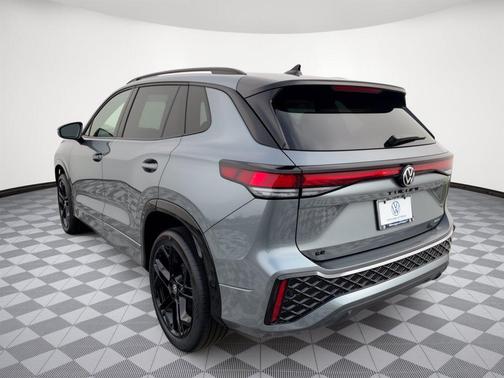 Platinum Gray Metallic exterio 2026 Volkswagen Tiguan 2.0T SE R-Line Black 4MOTION