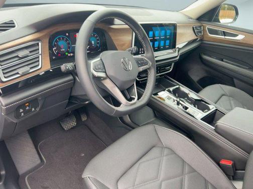 2024 Volkswagen Atlas 2.0T SE w/Technology 4MOTION