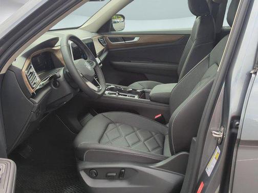2025 Volkswagen Atlas 2.0T SE w/Technology 4MOTION