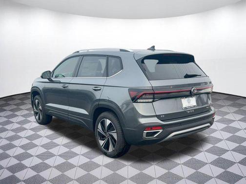 Platinum Gray Metallic exterio 2026 Volkswagen Taos SE