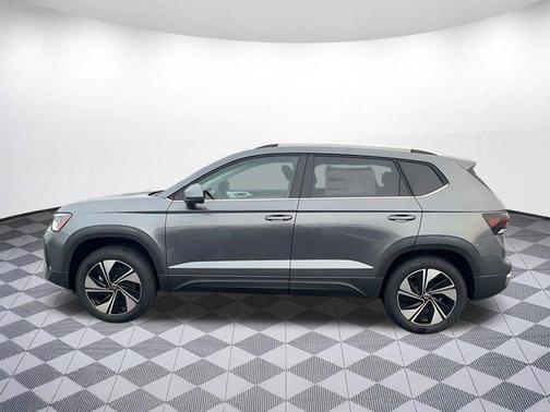 Platinum Gray Metallic exterio 2026 Volkswagen Taos SE