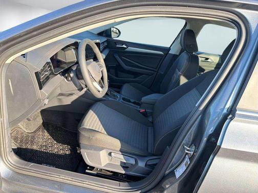 Platinum Gray Metallic exterio 2026 Volkswagen Jetta 1.4T S