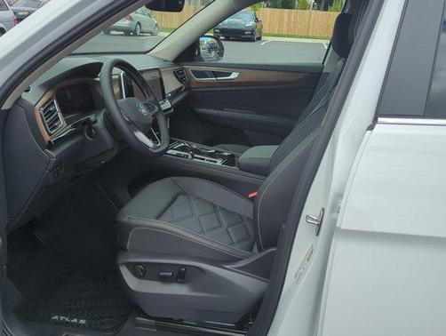 2025 Volkswagen Atlas 2.0T SE w/Technology 4MOTION