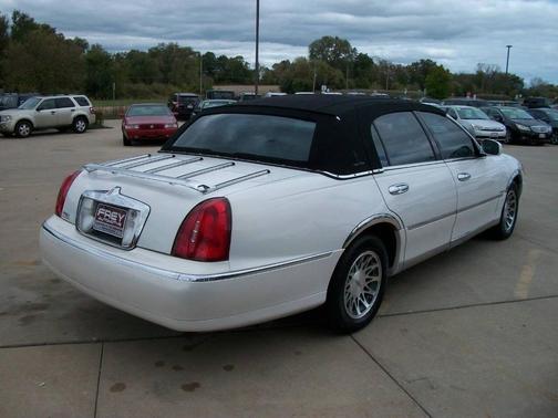 2001 Lincoln Town Car Signature