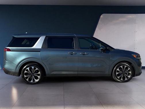 2023 Kia Carnival EX