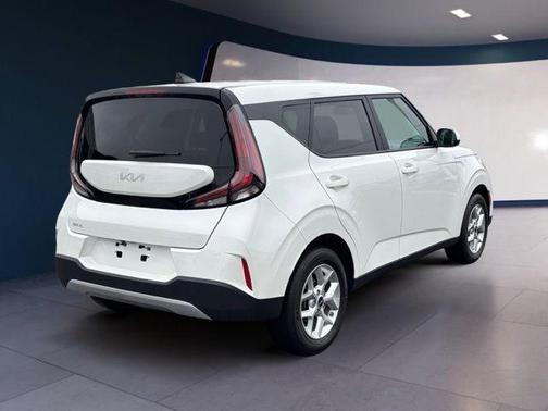 Snow White Pearl 2025 Kia Soul LX