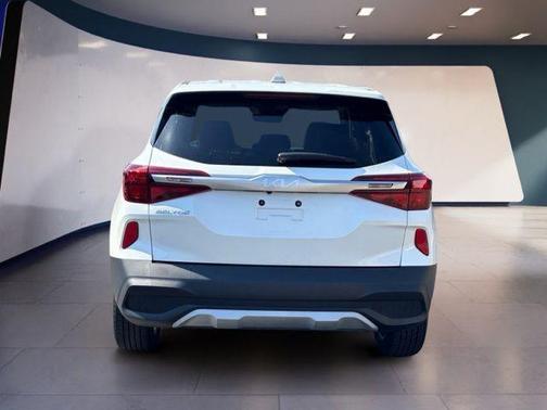 Snow White Pearl 2022 Kia Seltos LX