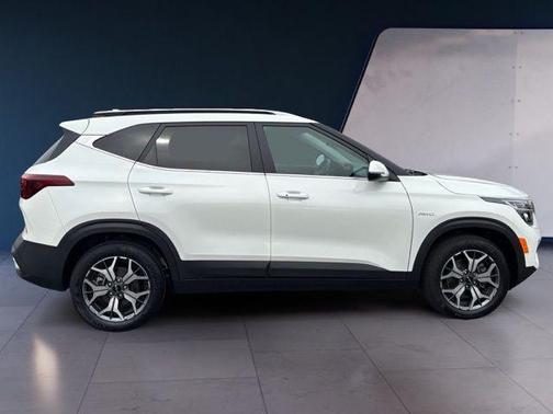 Snow White Pearl 2023 Kia Seltos EX