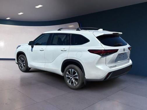 Wind Chill Pearl 2022 Toyota Highlander XLE