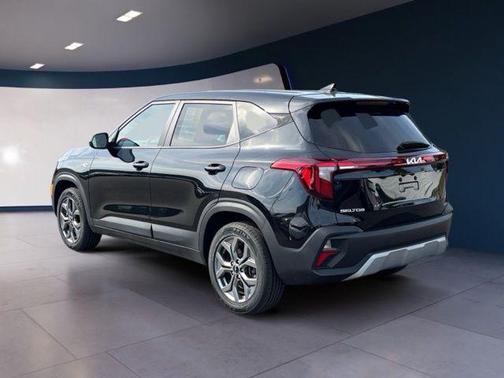 Fusion Black 2024 Kia Seltos LX