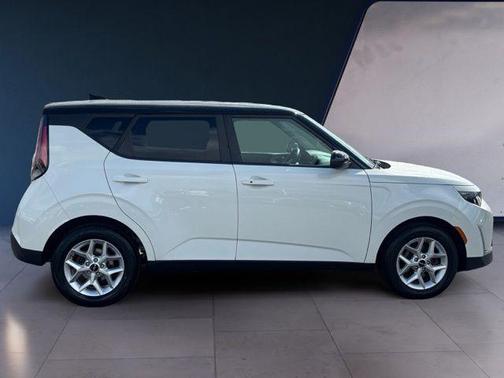 Clear White w/Black Roof 2023 Kia Soul S