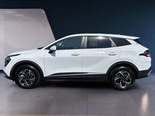 Glacial White Pearl 2025 Kia Sportage LX