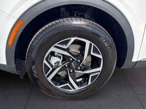 Glacial White Pearl 2025 Kia Sportage LX