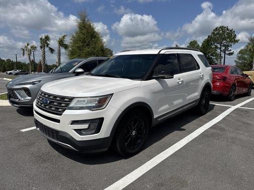 White Platinum Clearcoat Metallic 2017 Ford Explorer XLT