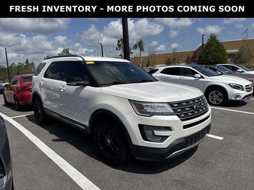White Platinum Clearcoat Metallic 2017 Ford Explorer XLT