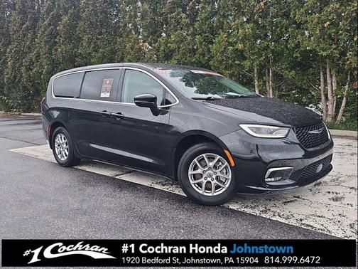 Brilliant Black Crystal Pearlcoat 2023 Chrysler Pacifica Touring L