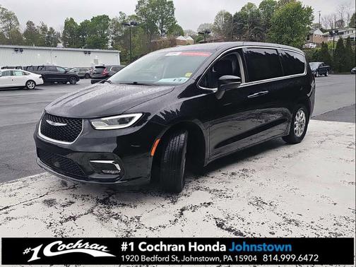 Brilliant Black Crystal Pearlcoat 2023 Chrysler Pacifica Touring L