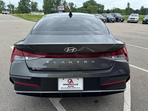 2024 Hyundai ELANTRA SEL 4dr Sedan
