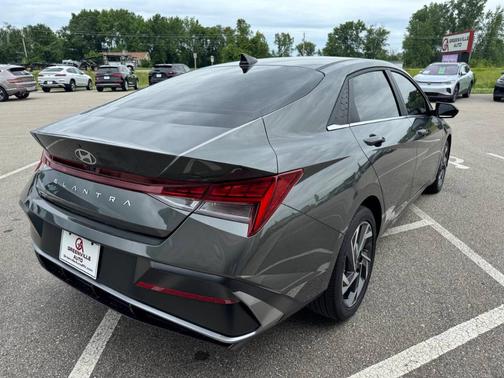 2024 Hyundai ELANTRA SEL 4dr Sedan