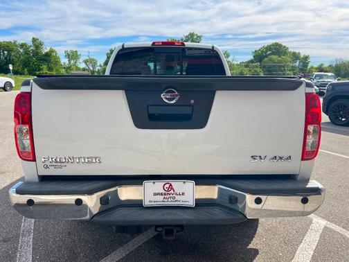 Glacier White 2015 Nissan Frontier SV 4x4 4dr Crew Cab 6.1 ft. SB Pickup 5A
