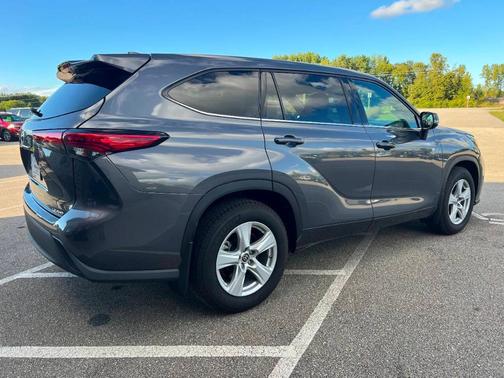 2021 Toyota Highlander LE AWD 4dr SUV