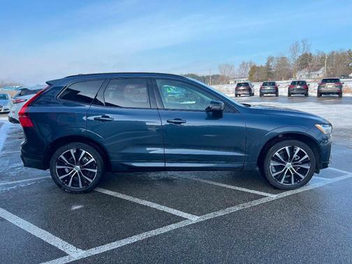 2025 Volvo XC60 B5 Plus Dark Theme AWD 4dr SUV