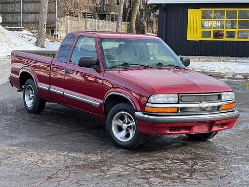 2002 Chevrolet S-10 Base