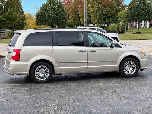 2013 Chrysler Town & Country Touring-L