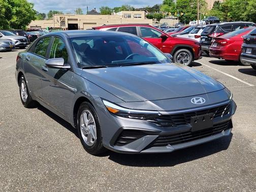 2024 Hyundai ELANTRA SE