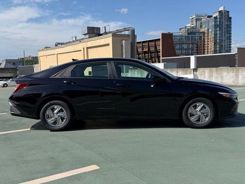 Abyss Black 2026 Hyundai ELANTRA SE