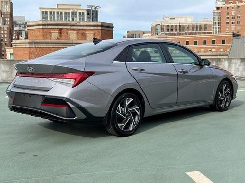 2025 Hyundai ELANTRA SEL