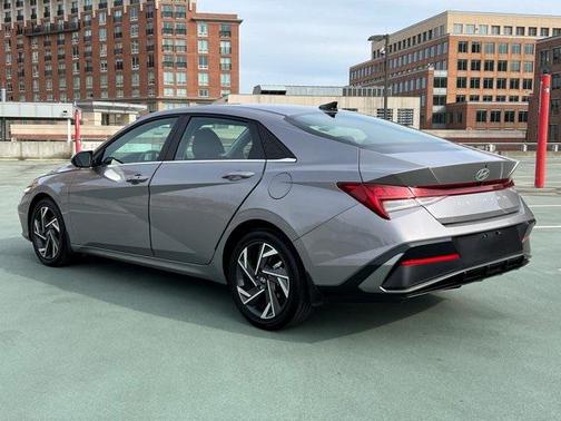 2025 Hyundai ELANTRA SEL