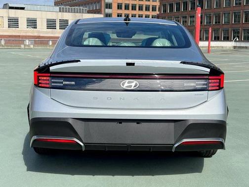 2026 Hyundai SONATA Hybrid Base