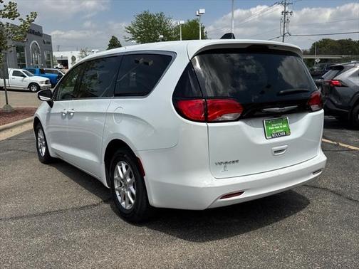 2022 Chrysler Voyager LX