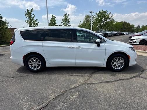 2022 Chrysler Voyager LX