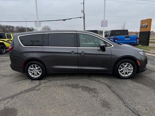 2022 Chrysler Voyager LX