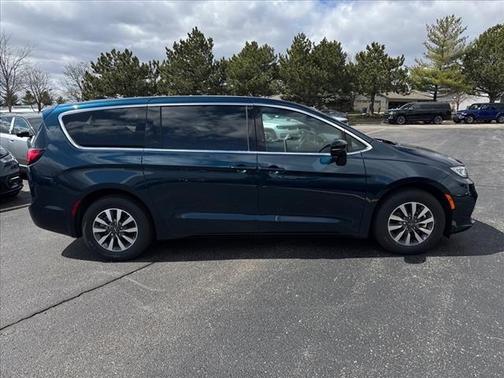 2025 Chrysler Pacifica Hybrid Select