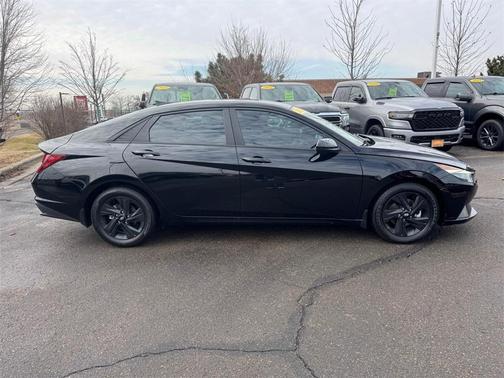 2022 Hyundai ELANTRA SEL