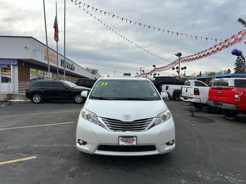 2017 Toyota Sienna XLE