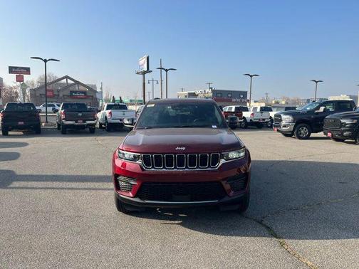 2025 Jeep Grand Cherokee Laredo