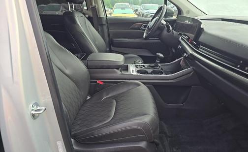 Ivory Silver 2025 Kia Carnival SX