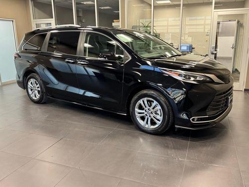 2023 Toyota Sienna Platinum 7 Passenger