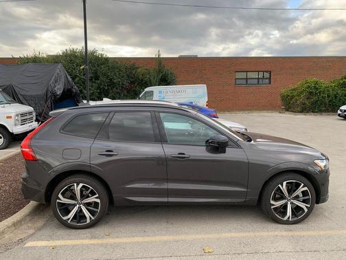 2022 Volvo XC60 B6 R-Design