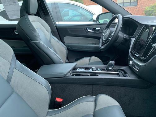 2022 Volvo XC60 B6 R-Design