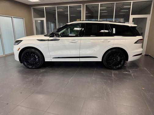 Pristine White Metallic Tri-Coat 2025 Lincoln Aviator Reserve AWD