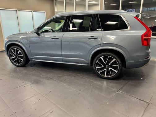 2022 Volvo XC90 T6 Momentum