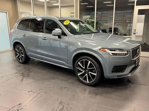 2022 Volvo XC90 T6 Momentum